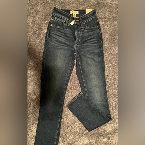 Curvy High-Rise Skinny Jeans in Lanette Wash - Picture 2 of 6